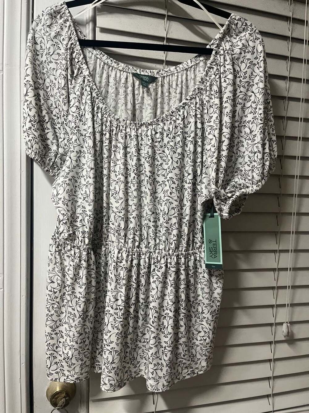 Terra & Sky Peplum Top Short Puff Sleeve Floral White Black